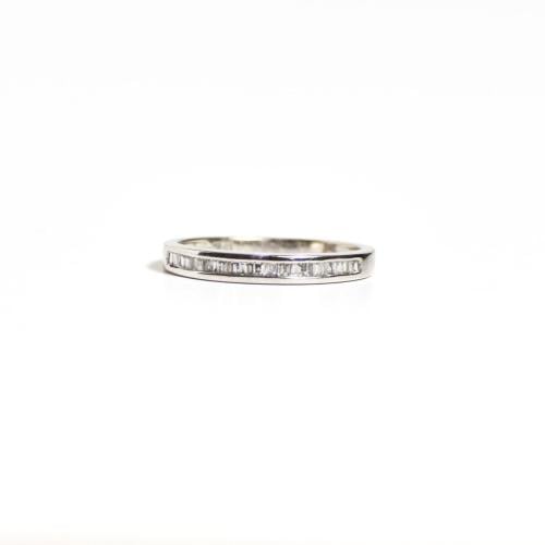 Diamond ring and white gold