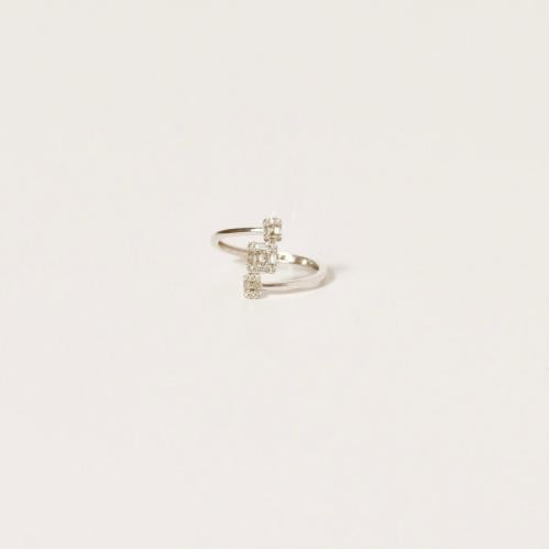 Diamond ring and white gold