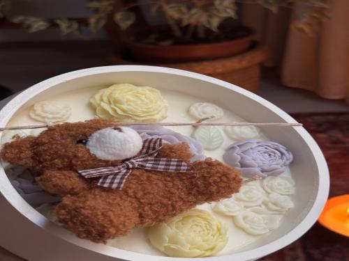 شمعة معطره +ميداليه دب+رساله ورقيه