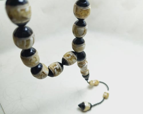 سبحة النوادر (عاج، كهرمان، كوك) - تصميم "النجف" ال...