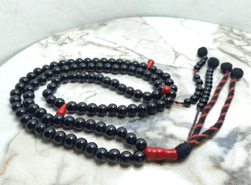 سبحة سوداء ملكية بفواصل مرجانية 99 خرزة