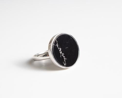 خاتم ملكي اسود معرّق