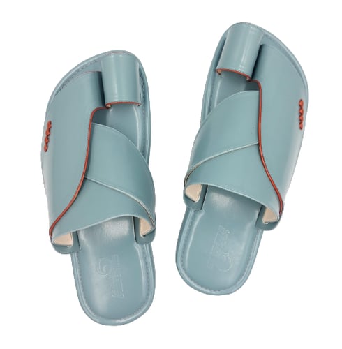 نعال شرقي سادة بإصبع لون لبني