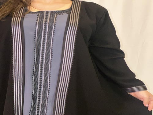 AB005. عبايه من الحرير الاسود بقطعه داخليه ملاصقه...