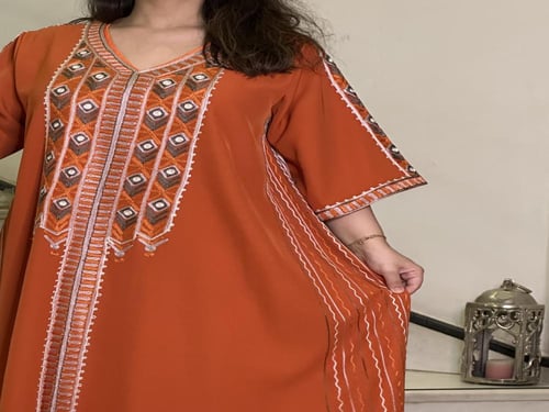 جلابيه من الكريب الاورانج مع الكشمير الحرير المشجر
