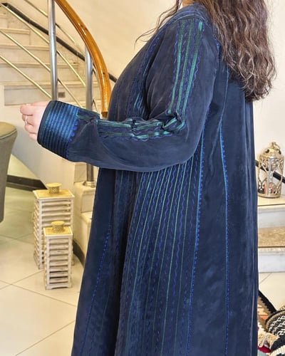 عبايه من الحرير المغسول باللون الاسود