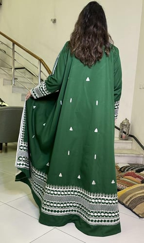 طقم اليوم الوطني مكون من دقله وثوب داخلي وطرحه