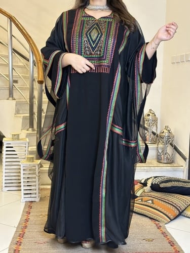 دمج جميل بين ثوب النشل النجدي والتطريز الجنوبي