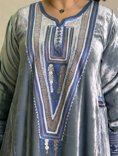 جلابية مخمل شتوي بتطريز أمامي #35