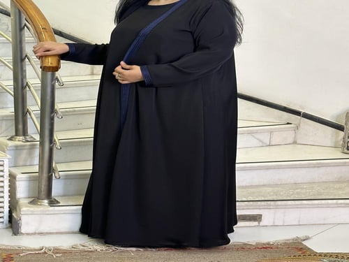 عبايه حرير اسود باطراف شانتون ازرق مجمله بالتطريز...