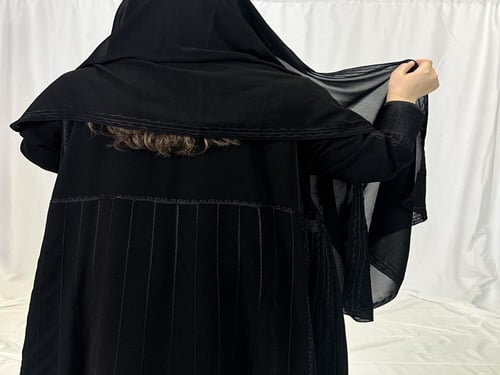 عبايه من الكريب الاسود بالتطريز الاسود