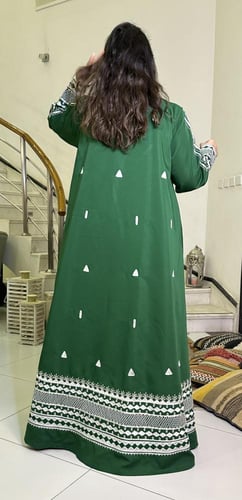 طقم اليوم الوطني مكون من دقله وثوب داخلي وطرحه