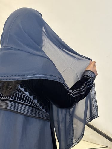 عبايه انيقه من المخمل الاسود مع اللينين الرمادي