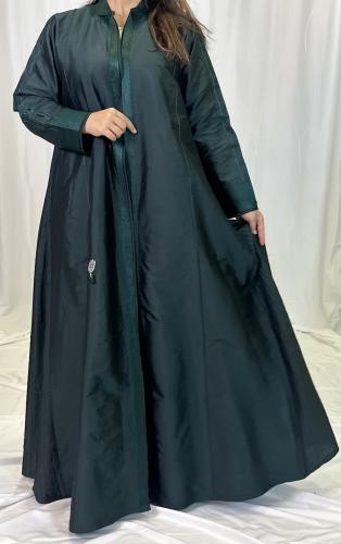 عبايه شانتون باللون الاخضر مع تطريز ناعم