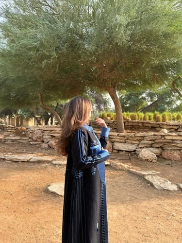 عبايه كوت من الصوف المنقط ببطانه من الحرير الازرق...