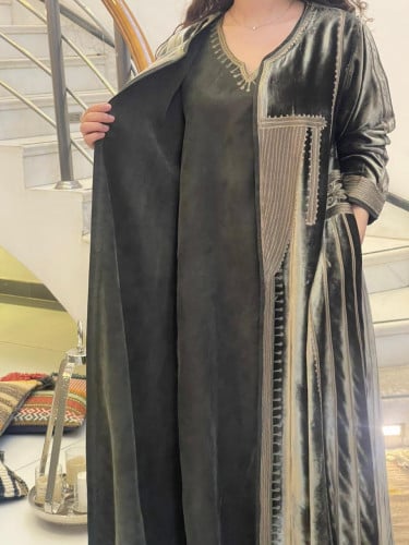 عباءة مخمل مع ثوب داخلي و طرحة #09