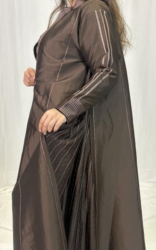 عبايه من الشانتون الناعم باللون البني مع تطريززخفي...