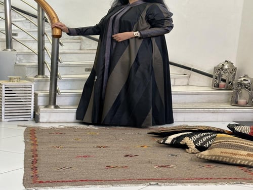 عبايه مقلمه بعدة الوان راقيه مع تطريز ناعم مع الطر...