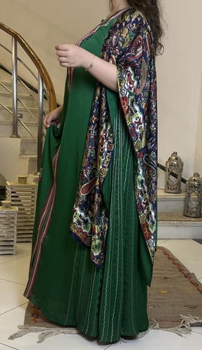 جلابيه من الحرير مع شال من الحرير المشجر