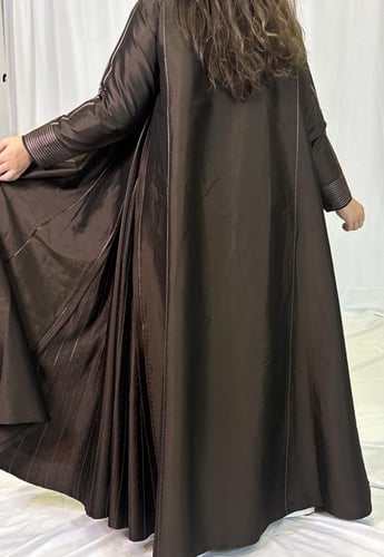 عبايه من الشانتون الناعم باللون البني مع تطريززخفي...