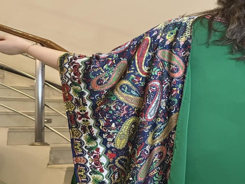 جلابيه من الحرير مع شال من الحرير المشجر