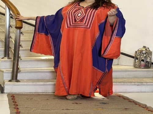 ثوب نشل من الحرير المغسول باللونين البرتقالي والمو...