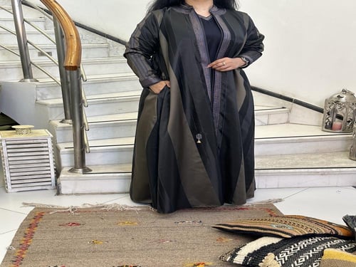 عبايه مقلمه بعدة الوان راقيه مع تطريز ناعم مع الطر...