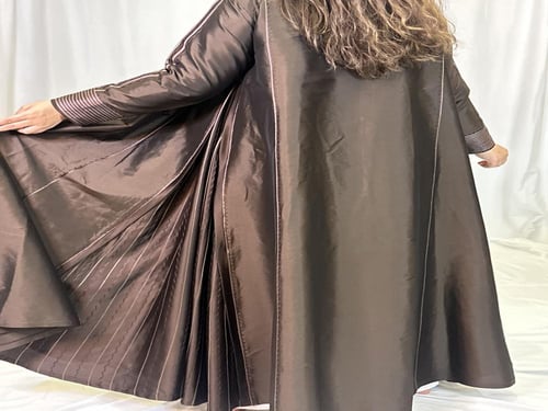 عبايه من الشانتون الناعم باللون البني مع تطريززخفي...