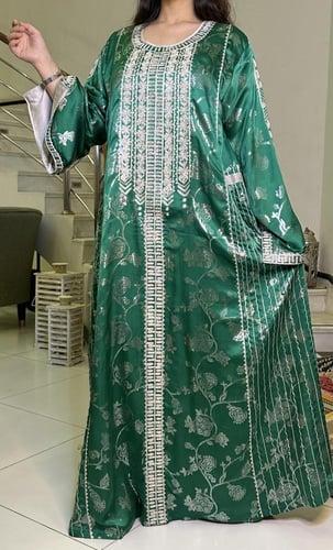 ثوب من الحرير المطرز باللون الاخضر