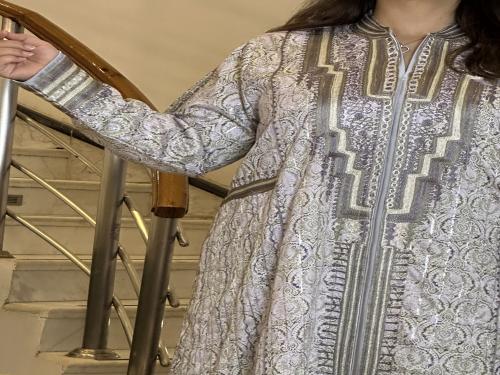 جلابيه من القطن الناعم المشجر مزينه بالخيوط الفضيه