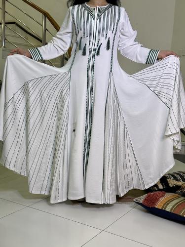 فستان من اللينين الناعم مع كلوشات حرير مطرزه بالكا...