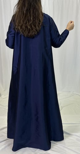 عبايه من الشانتون الناعم باللون الازرق مع تطريز نا...