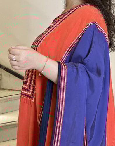 ثوب نشل من الحرير المغسول باللونين البرتقالي والمو...