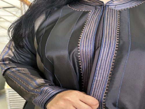 عبايه مقلمه بعدة الوان راقيه مع تطريز ناعم مع الطر...