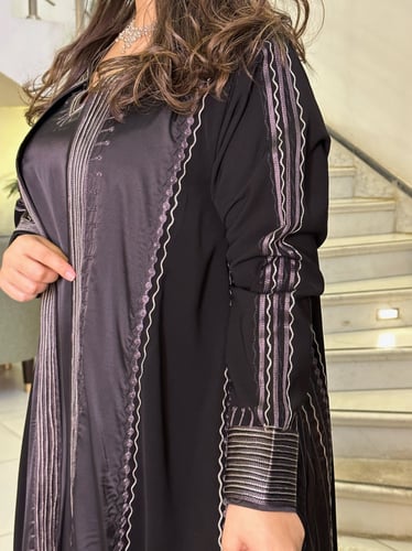 عبايةكريب مع حرير بتطريز خلفي رمادي واسود() #92