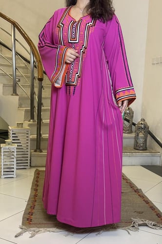 جلابيه من الكريب مع شال من الحرير الشيفون المشجر