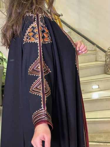 Aw 001. دقلة يوم التأسيس أسود وعنابي #75