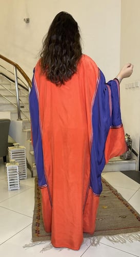 ثوب نشل من الحرير المغسول باللونين البرتقالي والمو...