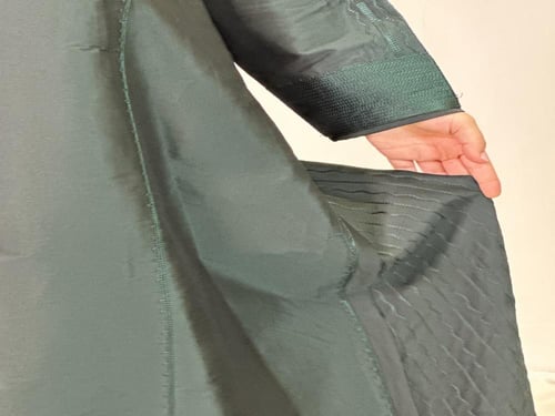 عبايه شانتون باللون الاخضر مع تطريز ناعم