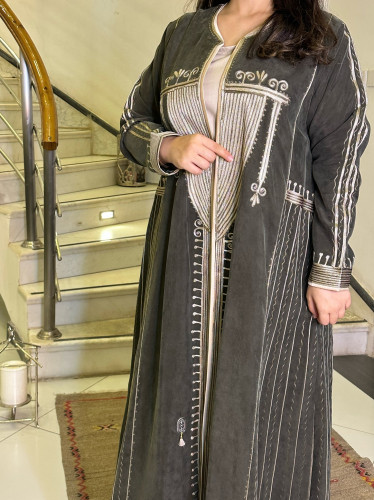 عباية حرير مغسول بتطريز أمامي (زيتي وبيج) #95