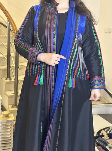 عبايه يوم التأسيس من الشانتون الاسود مجمله بشعار م...