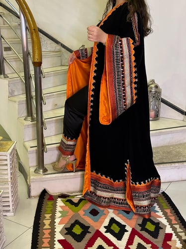 دقلة يوم التأسيس مستوحى من ثوب المرودن (أسود وبرتق...