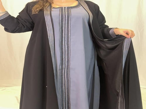 AB005. عبايه من الحرير الاسود بقطعه داخليه ملاصقه...
