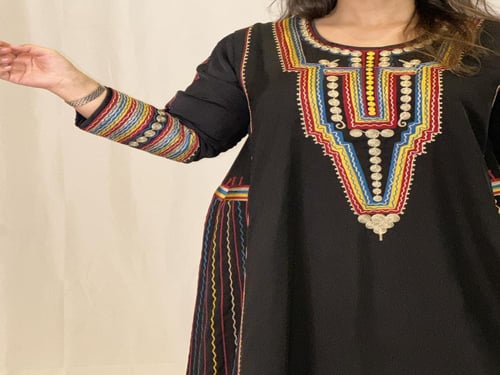 ثوب عسيري من الحرير بتطريز ملون