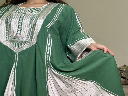 ثوب اليوم الوطني مجمل بكلوشات حرير مطرزه