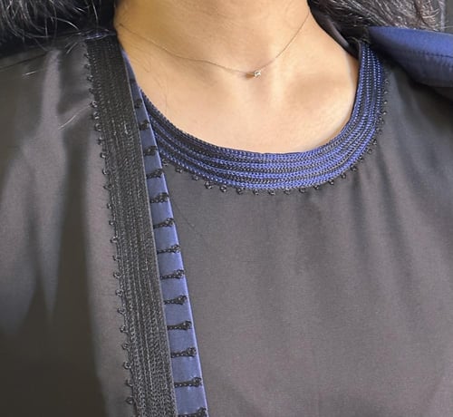 عبايه حرير اسود باطراف شانتون ازرق مجمله بالتطريز...