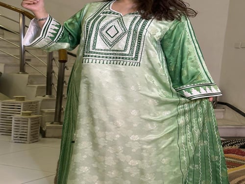 ثوب اليوم الوطني من الحرير المموج الجاكار