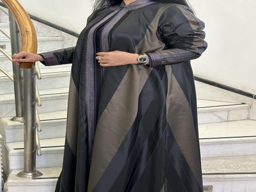 عبايه مقلمه بعدة الوان راقيه مع تطريز ناعم مع الطر...