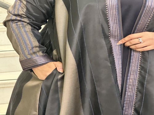 عبايه مقلمه بعدة الوان راقيه مع تطريز ناعم مع الطر...