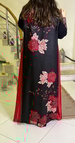 جلابية كريب وحرير بتطريز أمامي وكشمير (أسود) #107